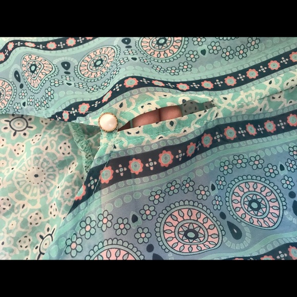 Patterned blouse tank with front key hole - Picture 3 of 4